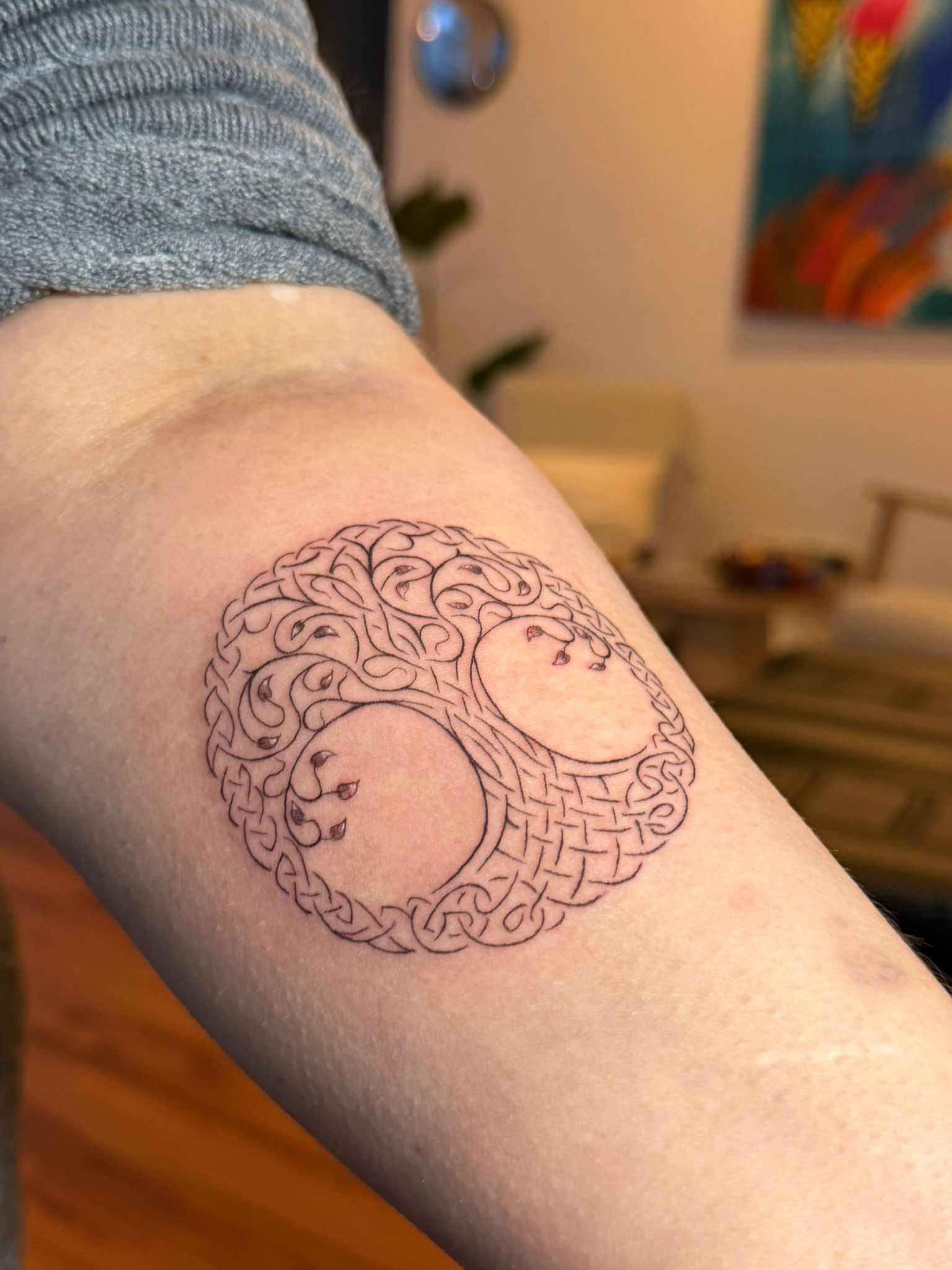 Minimalistisches Tattoo Berlin - abstrakte Fine Line Kunst