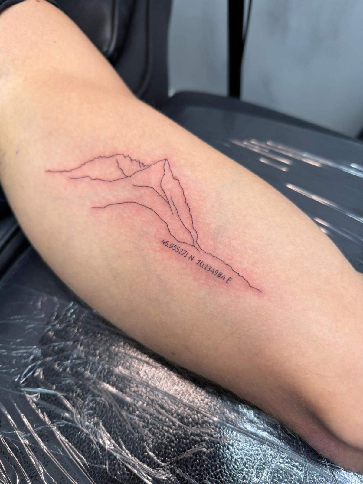 Zufriedener Kunde mit neuem Tattoo Berlin