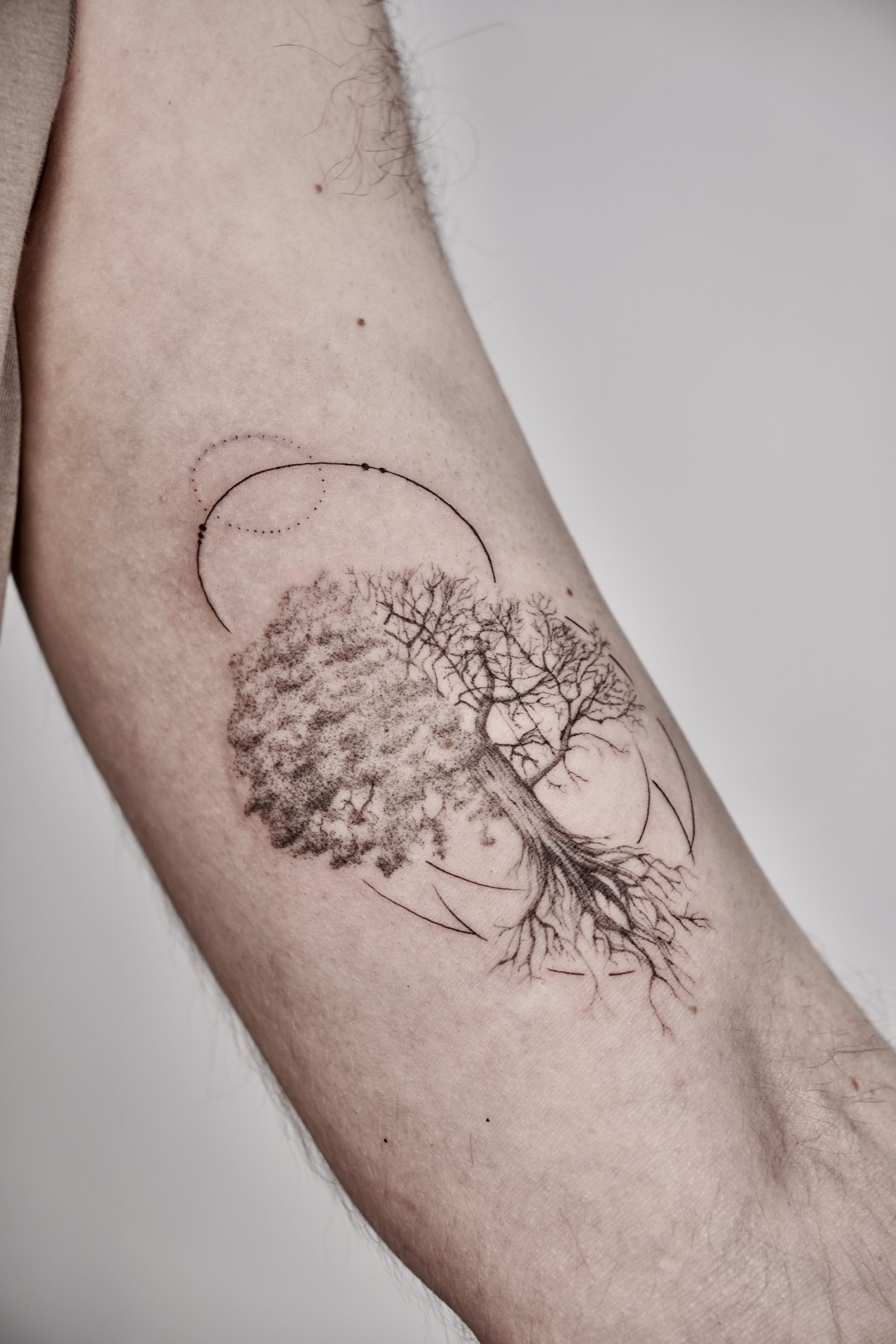 Filigranes Blumen Tattoo Berlin - Fine Line Schmetterling Design